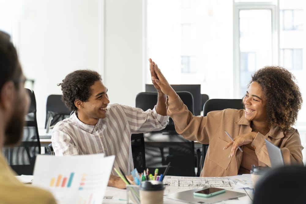 Traballadores motivados nunha empresa