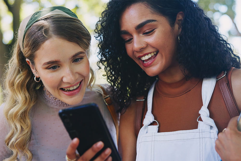 Las mujeres de la Generación Z son las que más consumen contenido en redes sociales. 